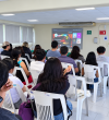 Aula universitaria con presentación virtual