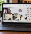 Reunión virtual en escritorio acogedor